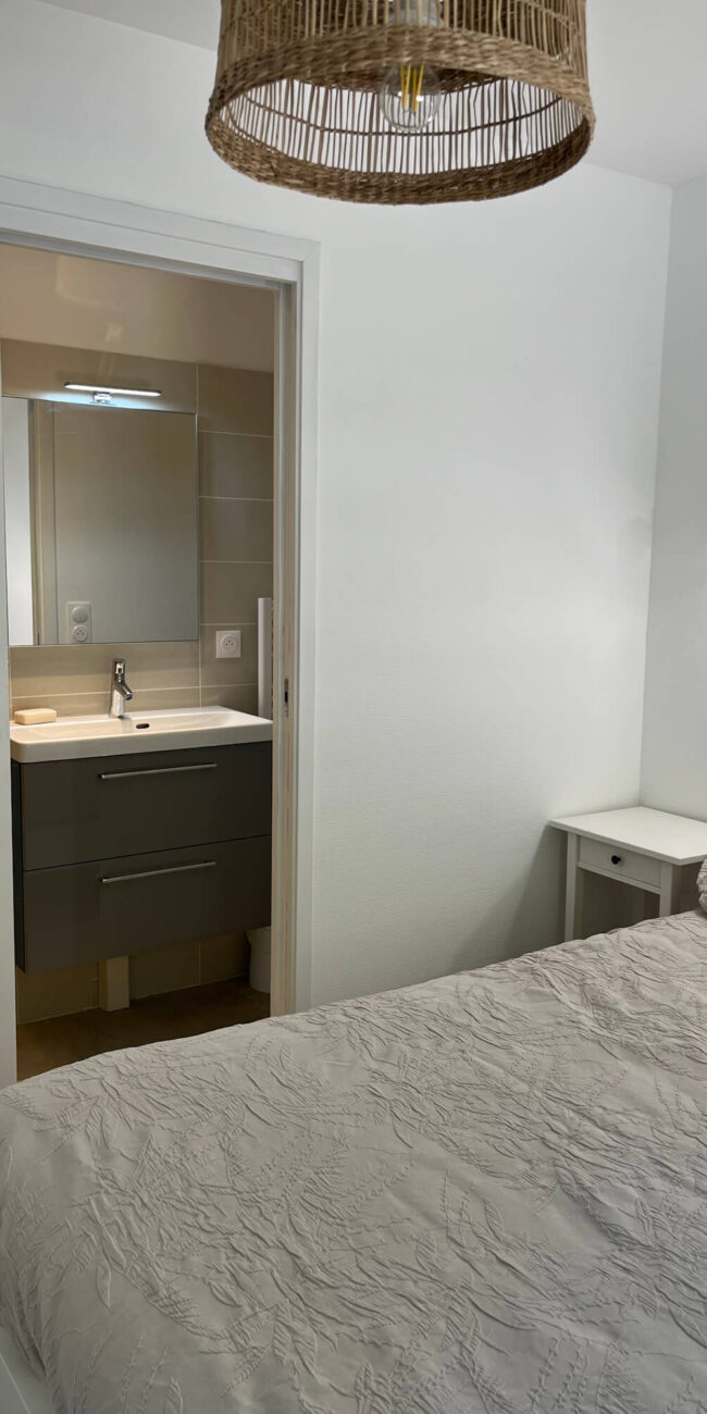 Chambre avec salle de bain - Appartement 1er étage - Résidence Leucate Plage