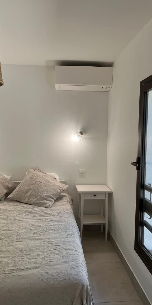 Chambre lit double avec fenetre - Appartement 1er etage - Residence Leucate Plage