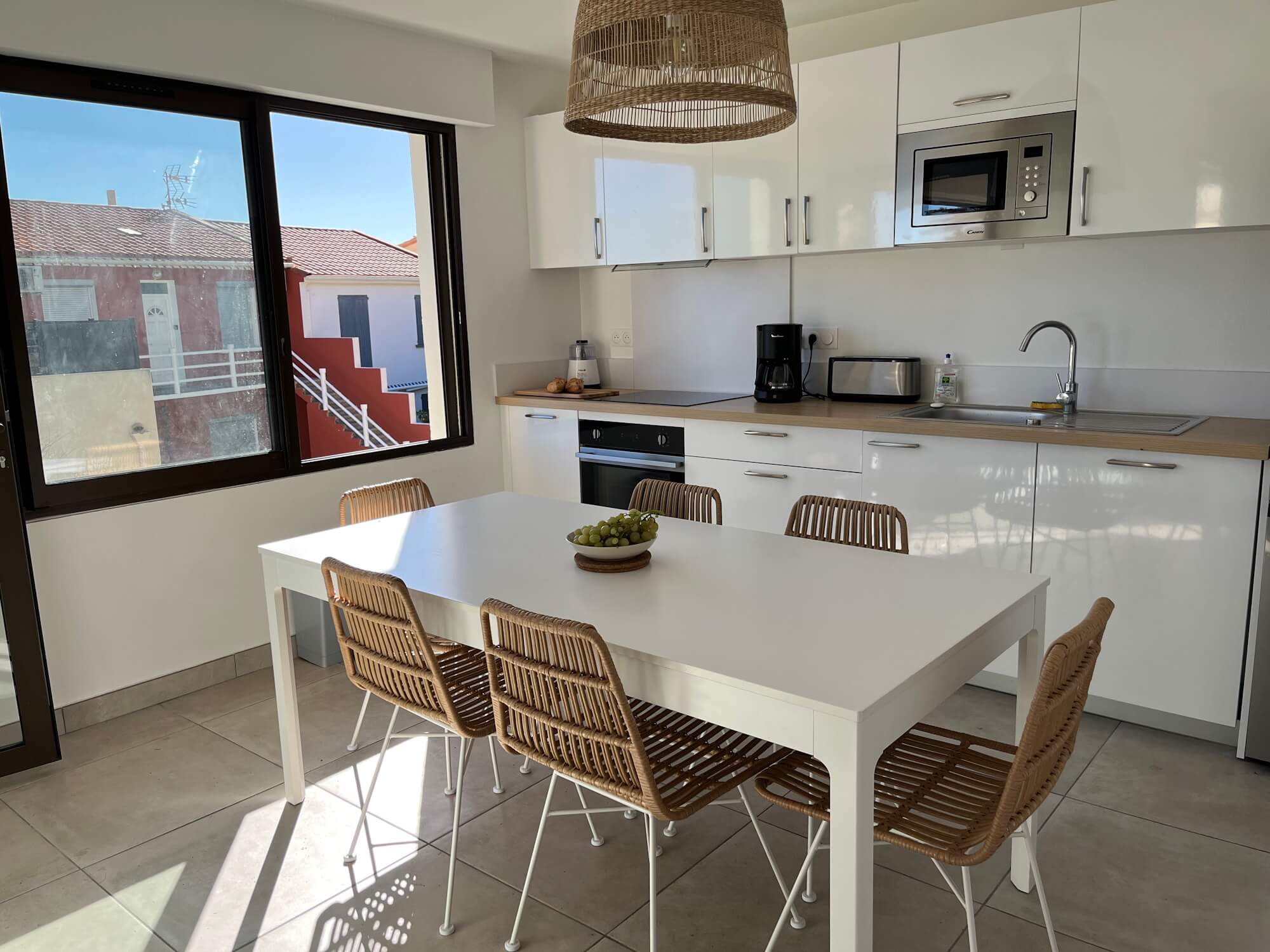 Cuisine et table à manger 3eme photo - Appartement 1er étage - Résidence Leucate Plage