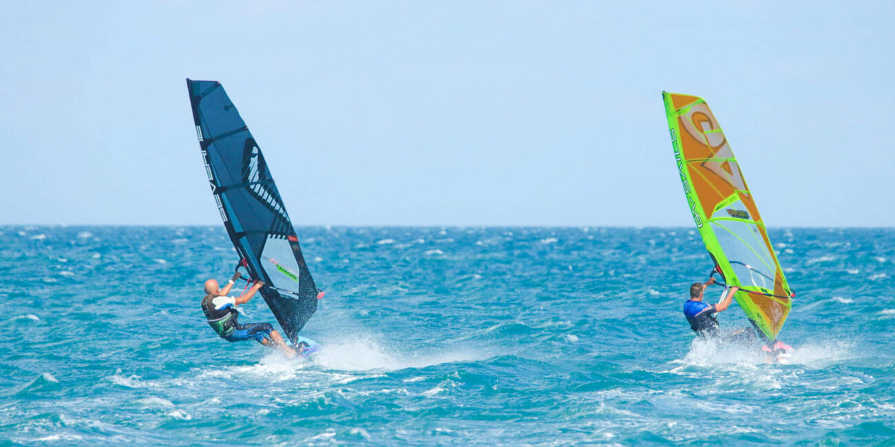 Photo deux windsurfs en mer - Résidence Leucate Plage
