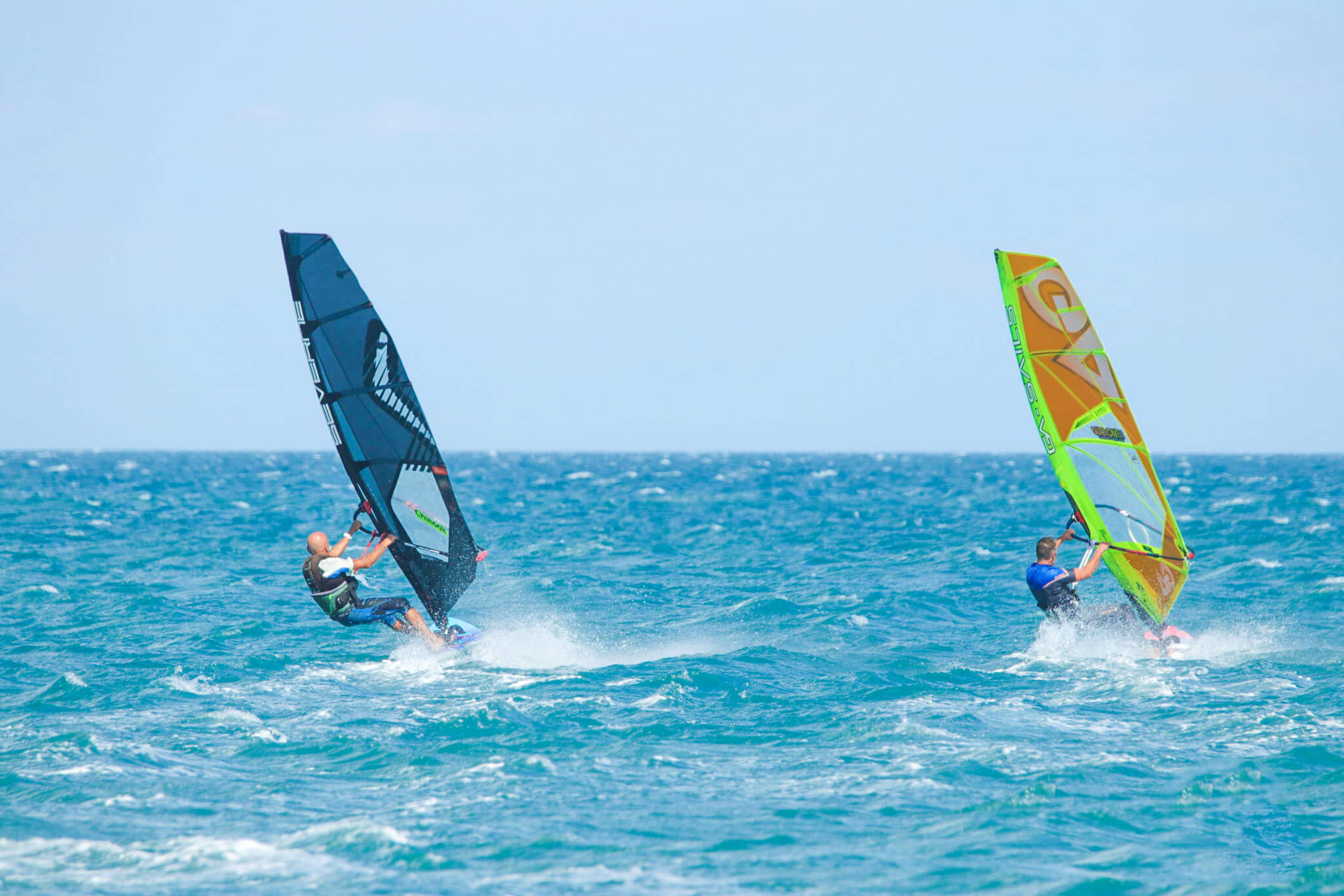 Photo deux windsurfs en mer - Résidence Leucate Plage