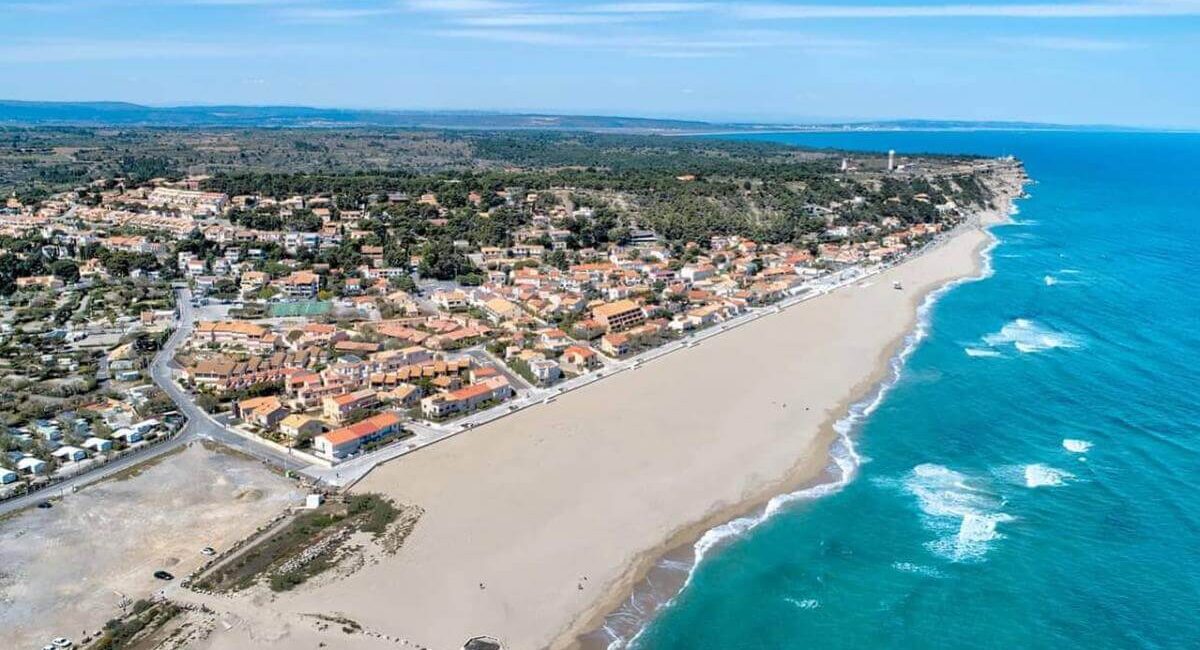 Plage et ville vue aérienne - Résidence Leucate Plage