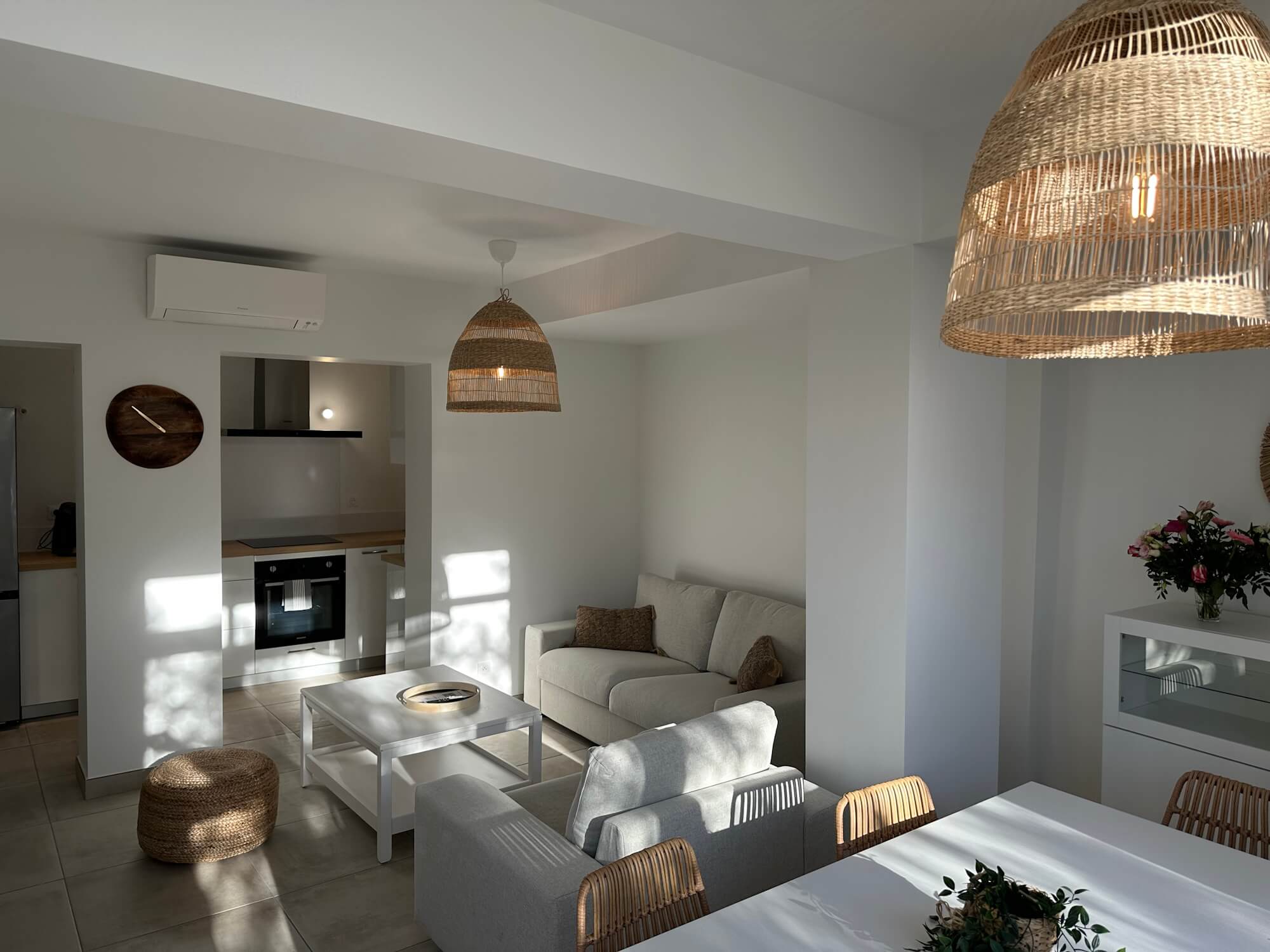Salon et cuisine - Appartement RDC - Résidence Leucate Plage