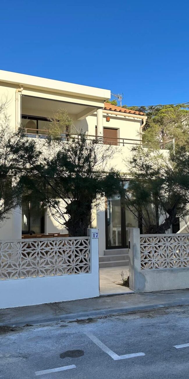 Vue depuis la rue - Appartement RDC - Résidence Leucate Plage